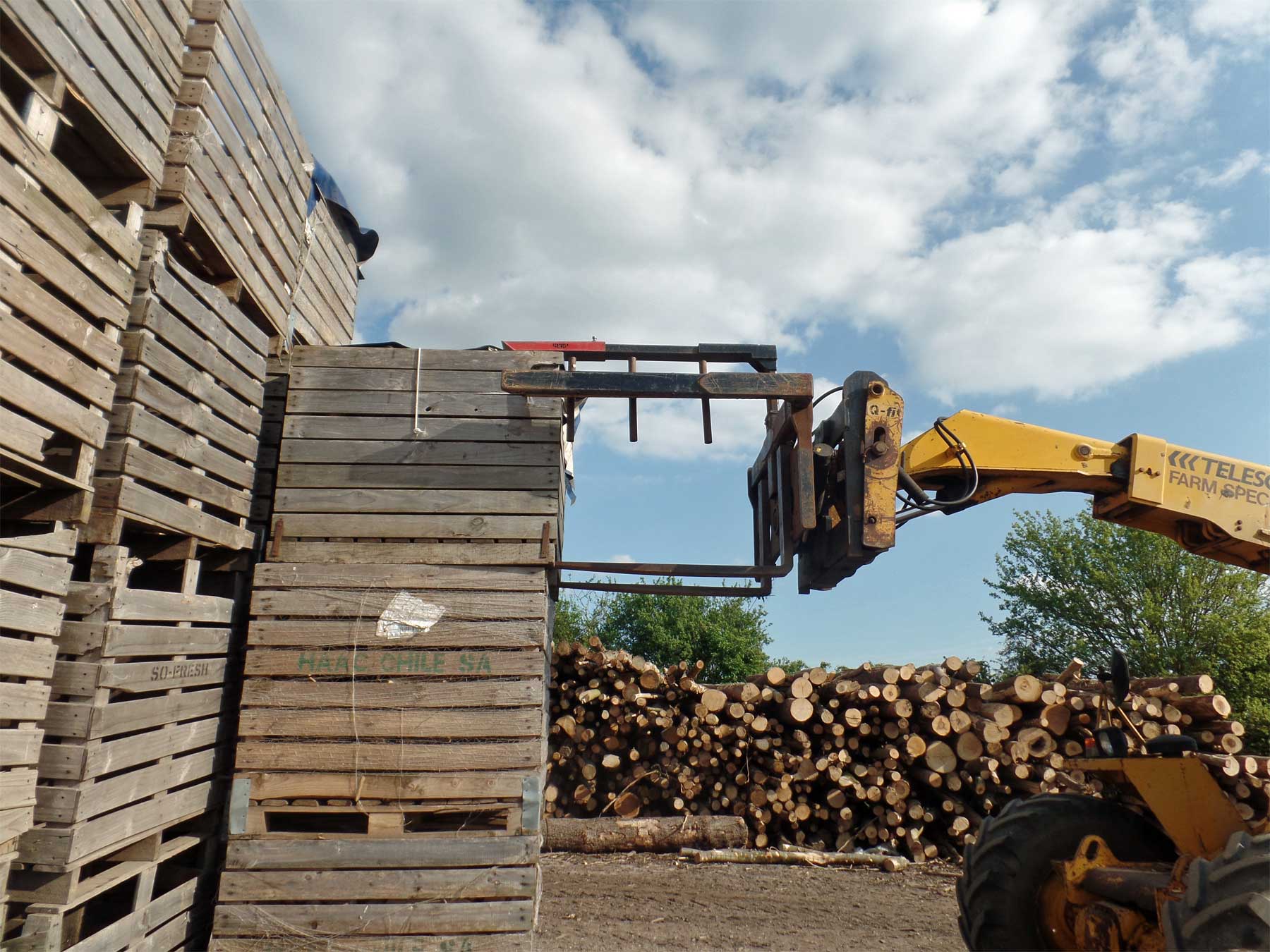 Forklift loading pick up log box load HD